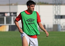 Aimar, jugador del Salamanca UDS, escucha las indicaciones de Jorge García en la sesión de ayer.