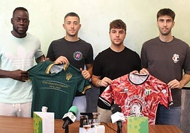 Los nuevos jugadores del CD Guijuelo Keita, Dani y Segura, acompañados por Emilio Sánchez, en la presentación.