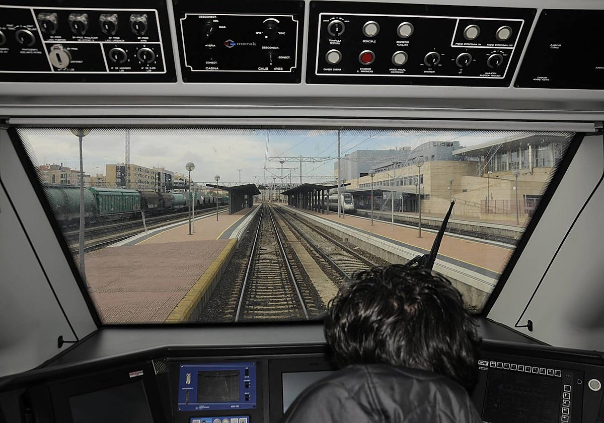 Llegada de un tren a la estación de Salamanca, vista desde la cabina.