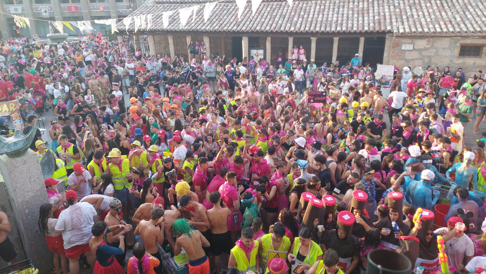 Color, peñas y rebujito: así ha comenzado la gran fiesta de San Roque en Carbajosa de la Sagrada
