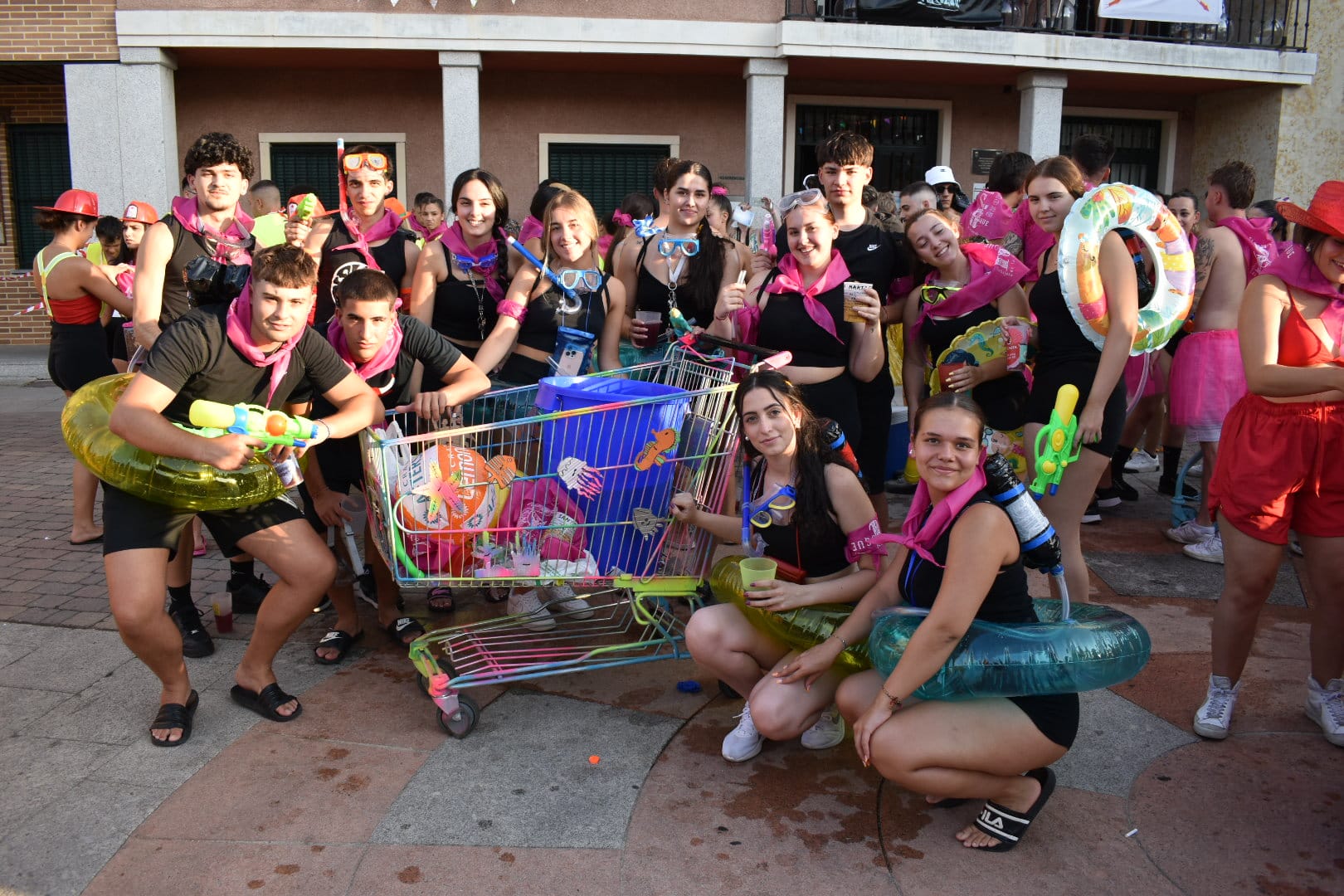 Color, peñas y rebujito: así ha comenzado la gran fiesta de San Roque en Carbajosa de la Sagrada