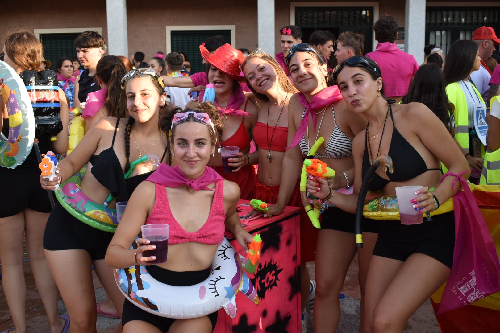 Color, peñas y rebujito: así ha comenzado la gran fiesta de San Roque en Carbajosa de la Sagrada