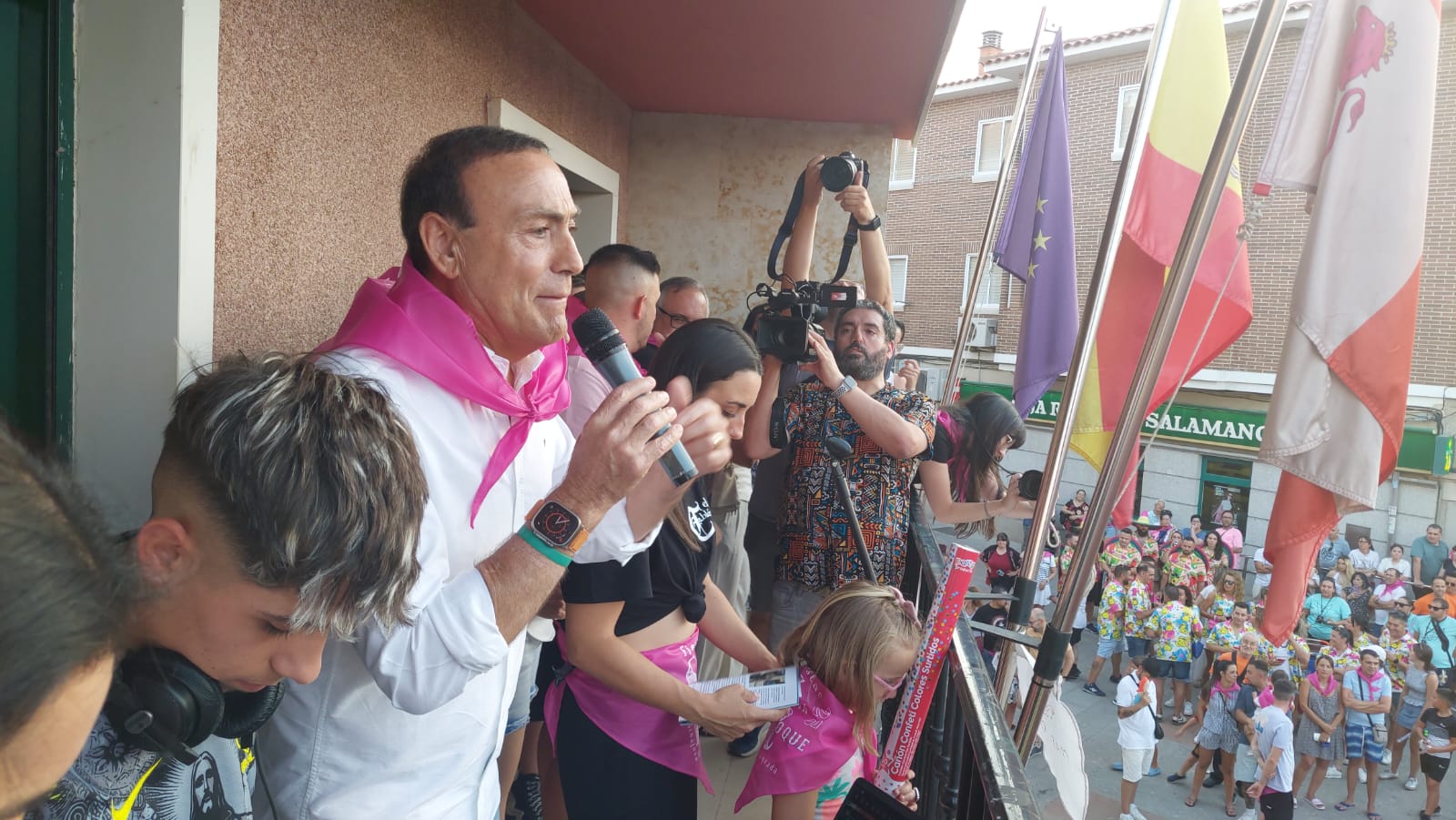 Color, peñas y rebujito: así ha comenzado la gran fiesta de San Roque en Carbajosa de la Sagrada