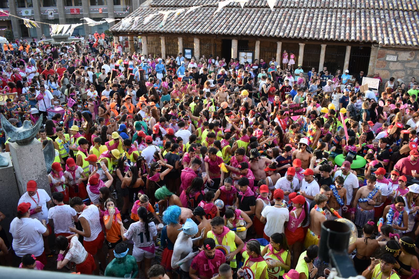 Color, peñas y rebujito: así ha comenzado la gran fiesta de San Roque en Carbajosa de la Sagrada
