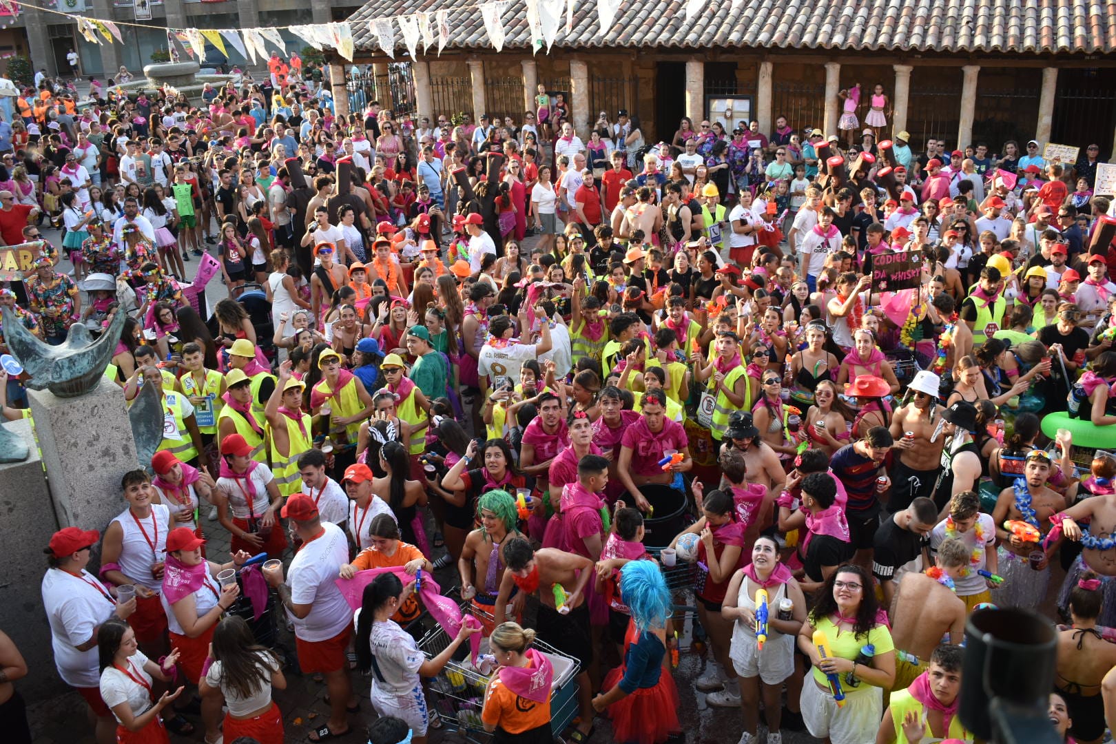 Color, peñas y rebujito: así ha comenzado la gran fiesta de San Roque en Carbajosa de la Sagrada