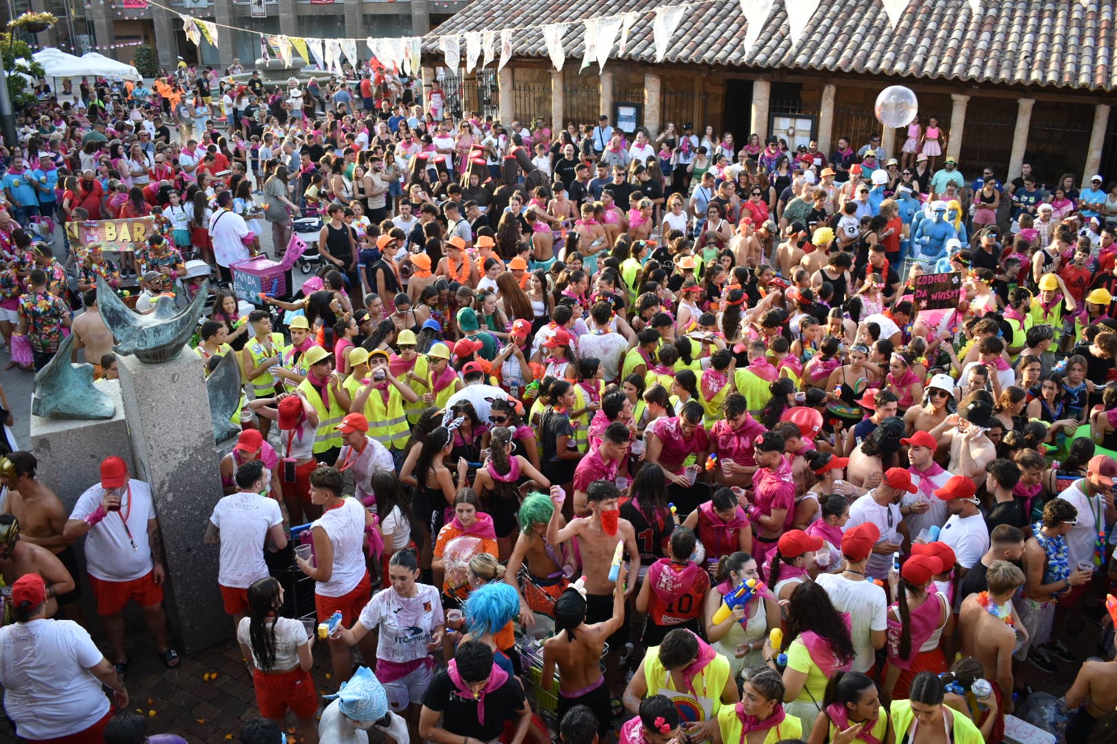 Color, peñas y rebujito: así ha comenzado la gran fiesta de San Roque en Carbajosa de la Sagrada