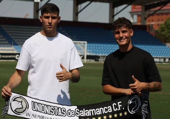Álvaro Santiago y Jan Encuentra en su presentación.
