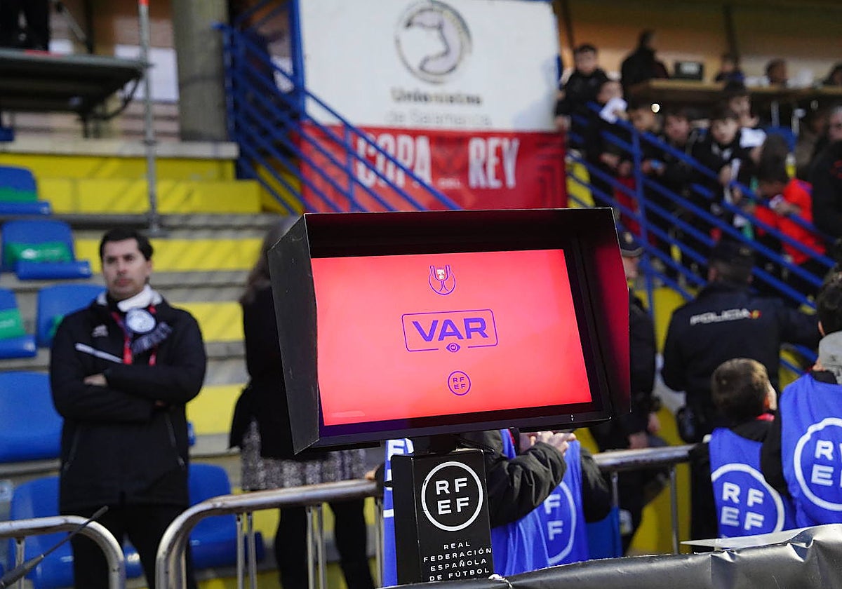 Equipo de video arbitraje en el estadio Reina Sofía.