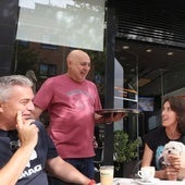 Cipriano Arroyo atiende a unos clientes en la terraza del bar Mármara.