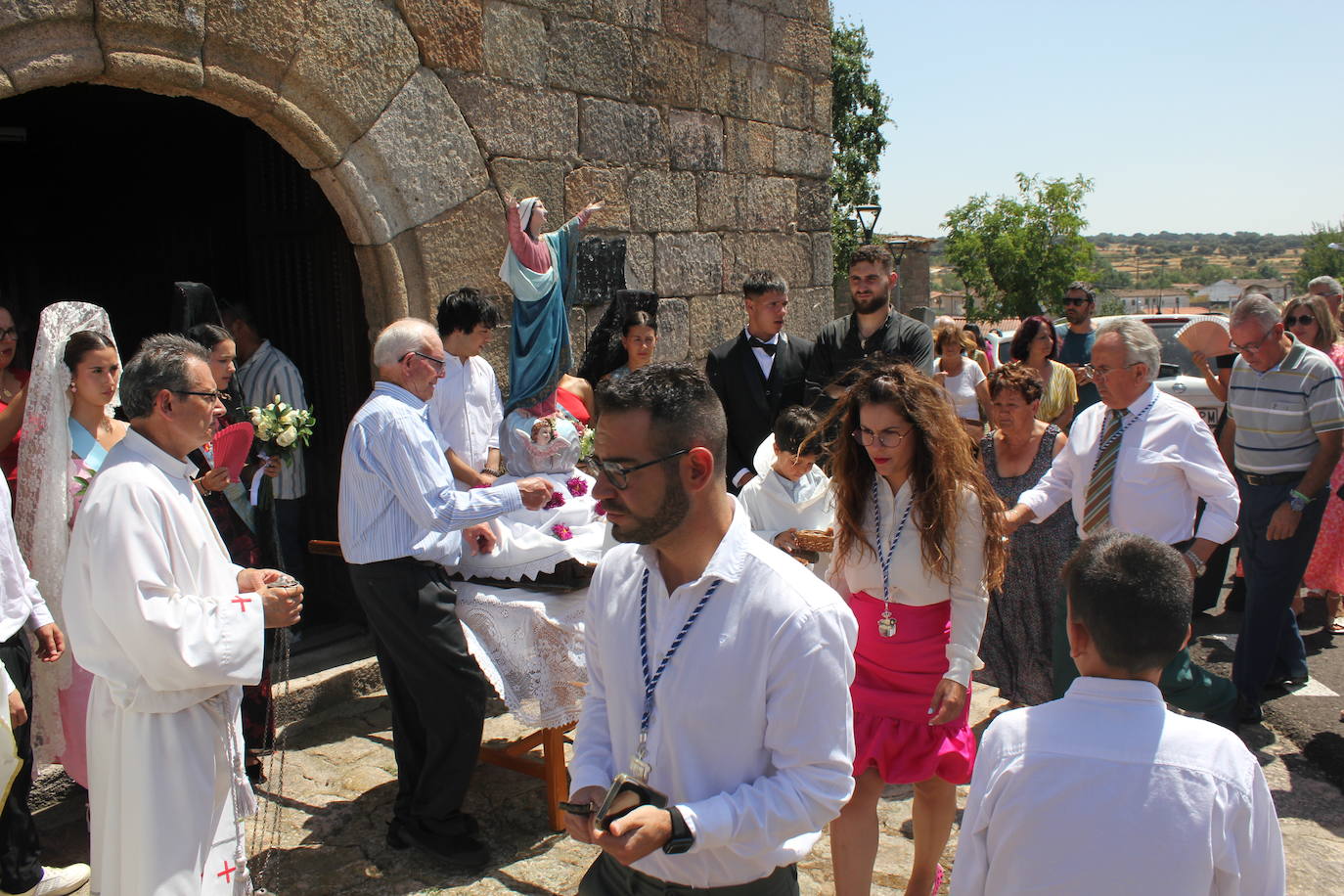 Todos de gala para rendir honores a la Virgen de la Asunción, en Fuentes de Oñoro