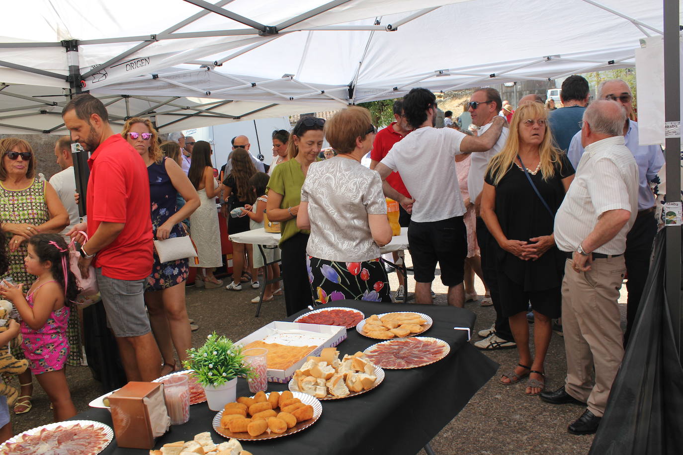 Todos de gala para rendir honores a la Virgen de la Asunción, en Fuentes de Oñoro