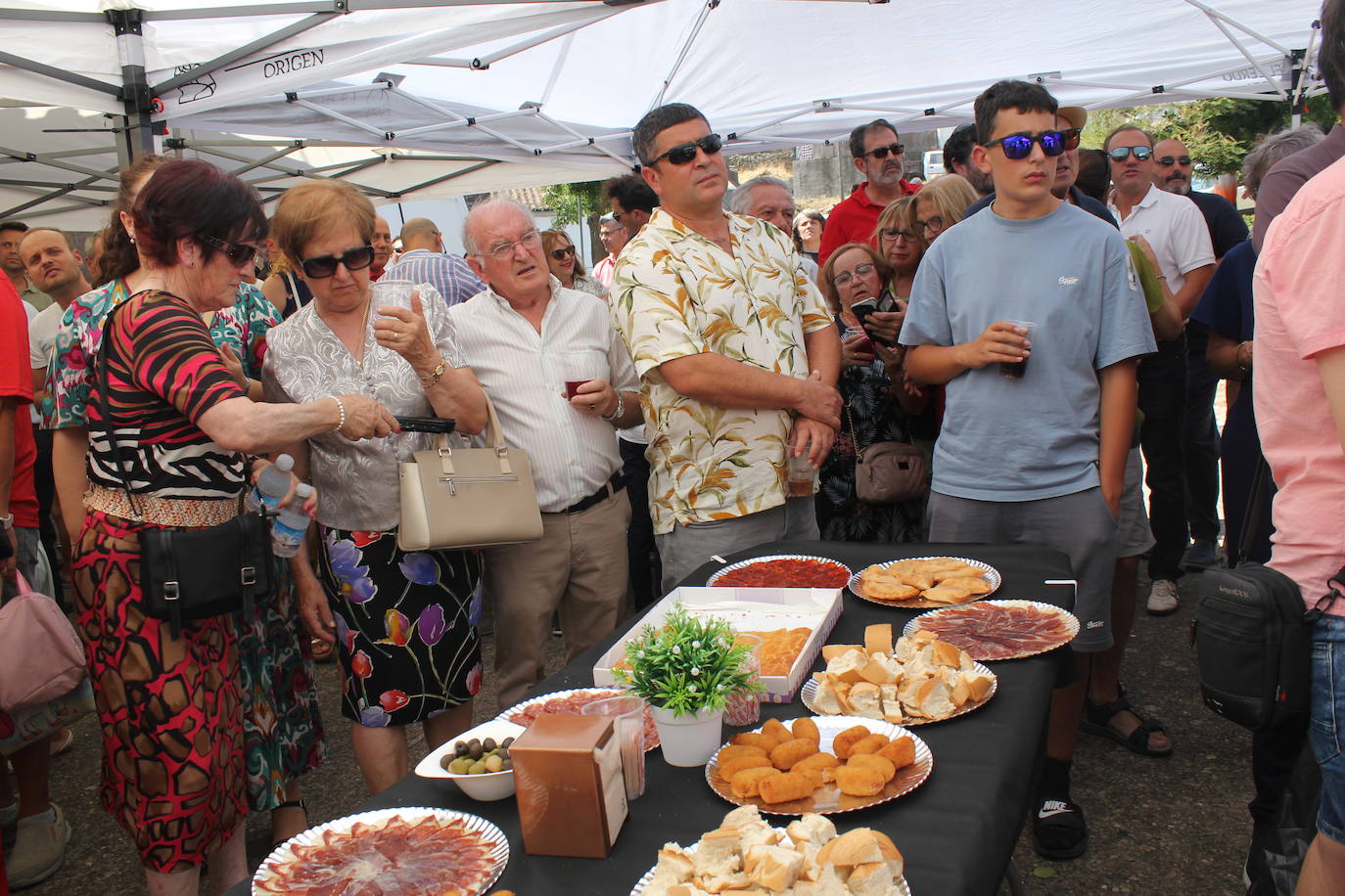 Todos de gala para rendir honores a la Virgen de la Asunción, en Fuentes de Oñoro