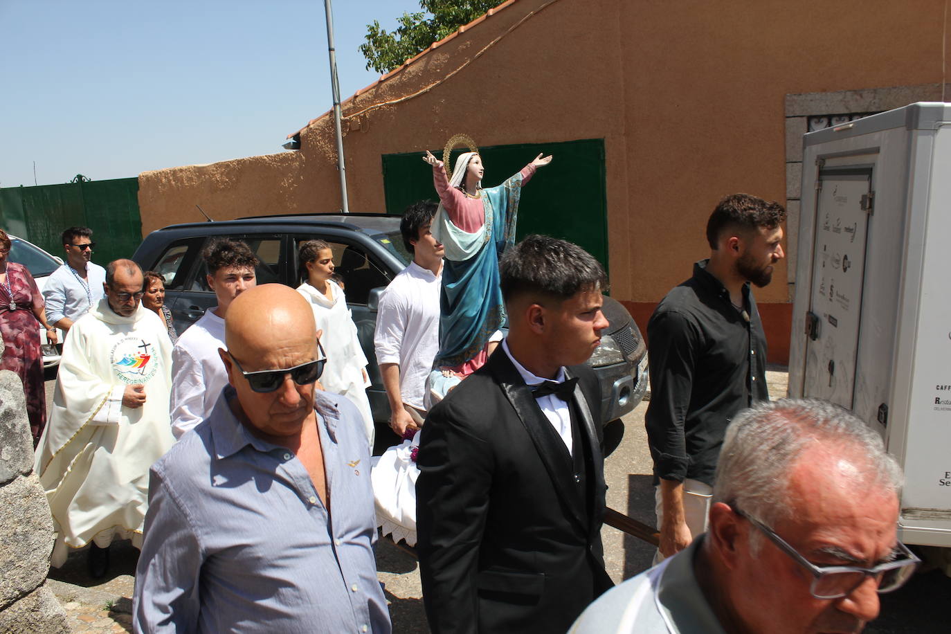 Todos de gala para rendir honores a la Virgen de la Asunción, en Fuentes de Oñoro