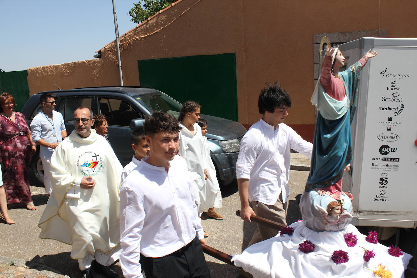Todos de gala para rendir honores a la Virgen de la Asunción, en Fuentes de Oñoro