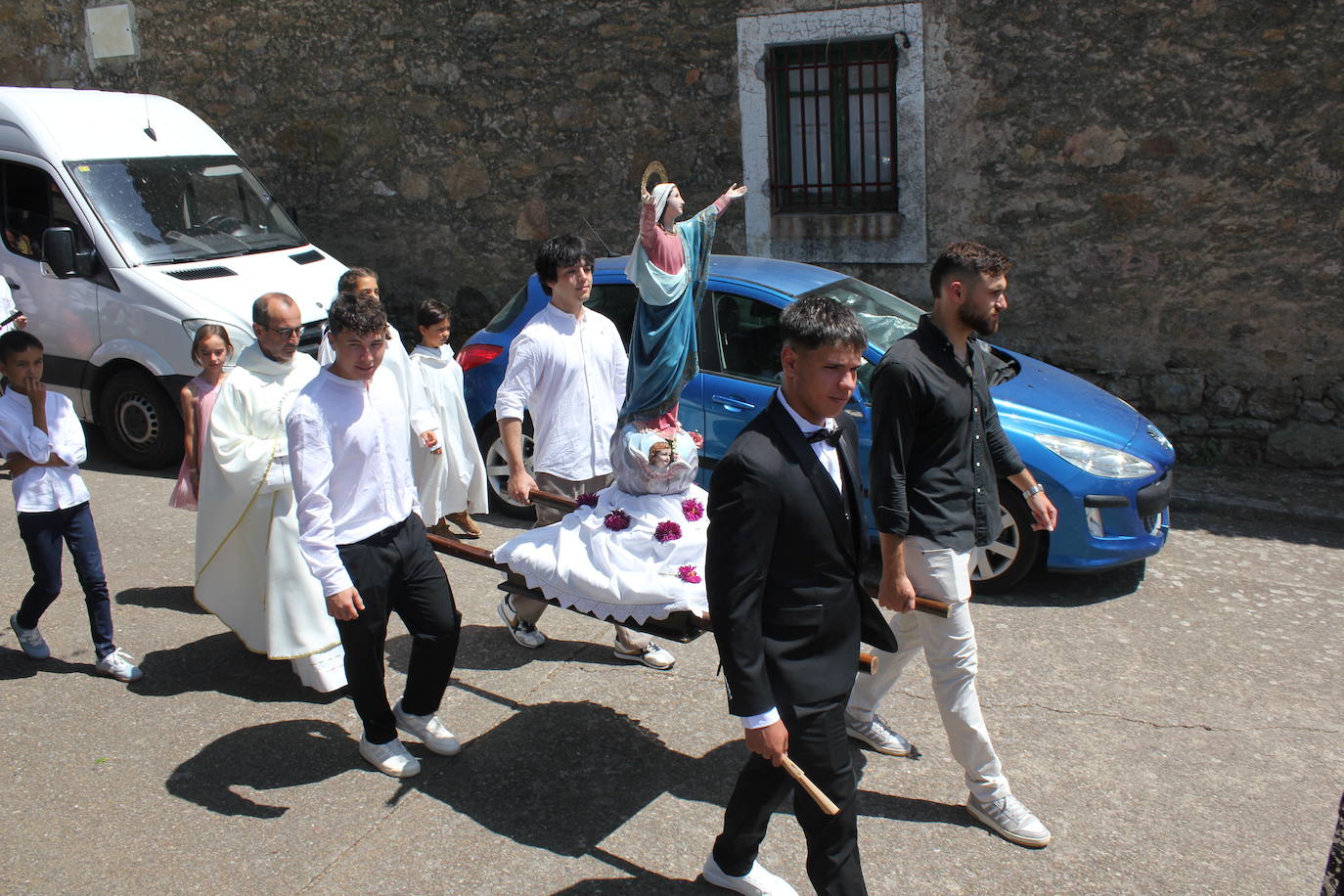 Todos de gala para rendir honores a la Virgen de la Asunción, en Fuentes de Oñoro