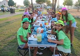 Una de las peñas de Villamayor, en la merienda de fiestas.
