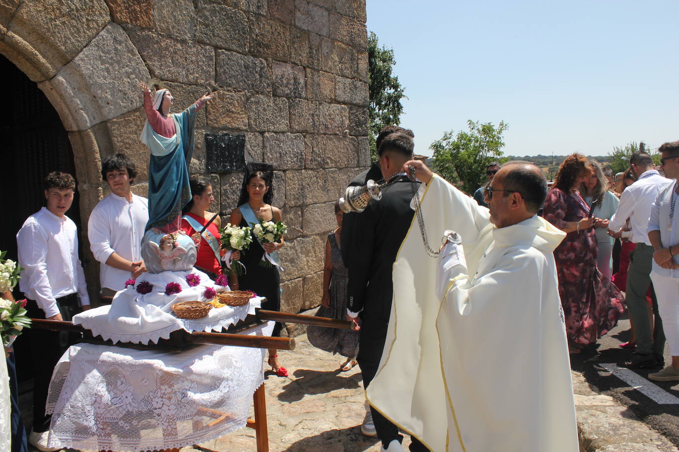 Todos de gala para rendir honores a la Virgen de la Asunción, en Fuentes de Oñoro