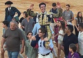 El Capea, a hombros, al finalizar el festejo en Guijuelo.