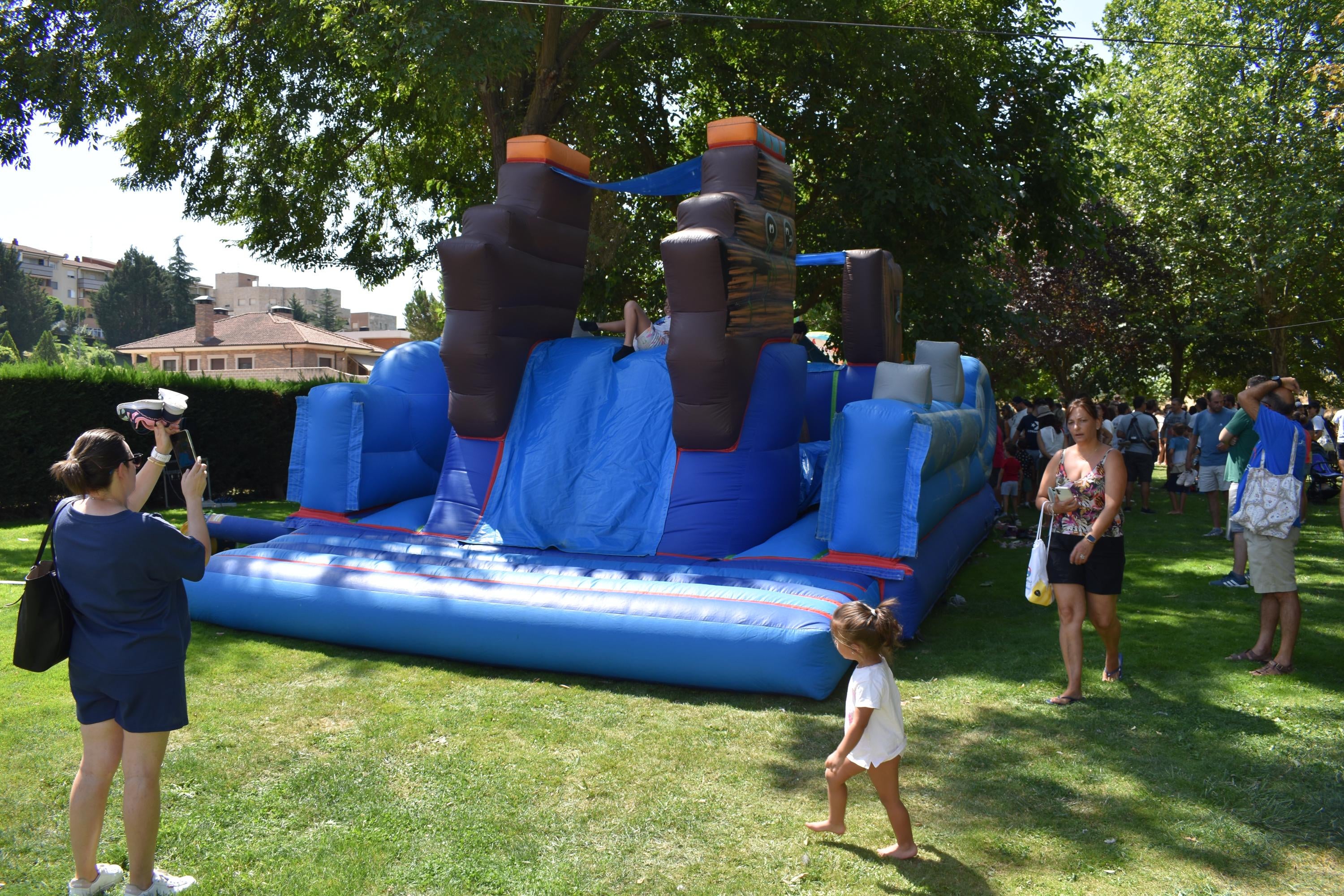 Los más pequeños marcan el ritmo festivo en Carbajosa de la Sagrada