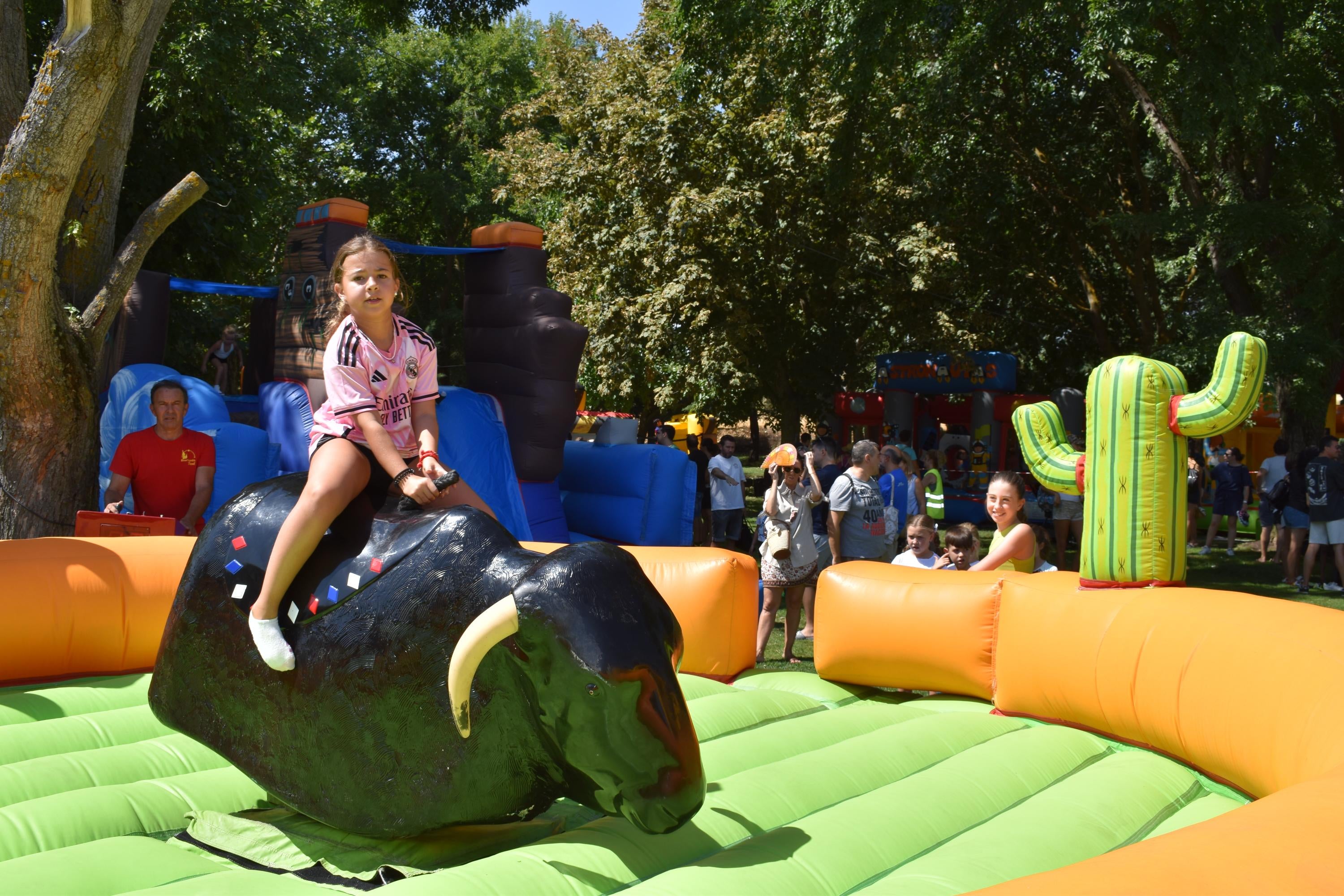 Los más pequeños marcan el ritmo festivo en Carbajosa de la Sagrada
