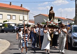 Vecinos de Nuevo Naharros durante la procesión.