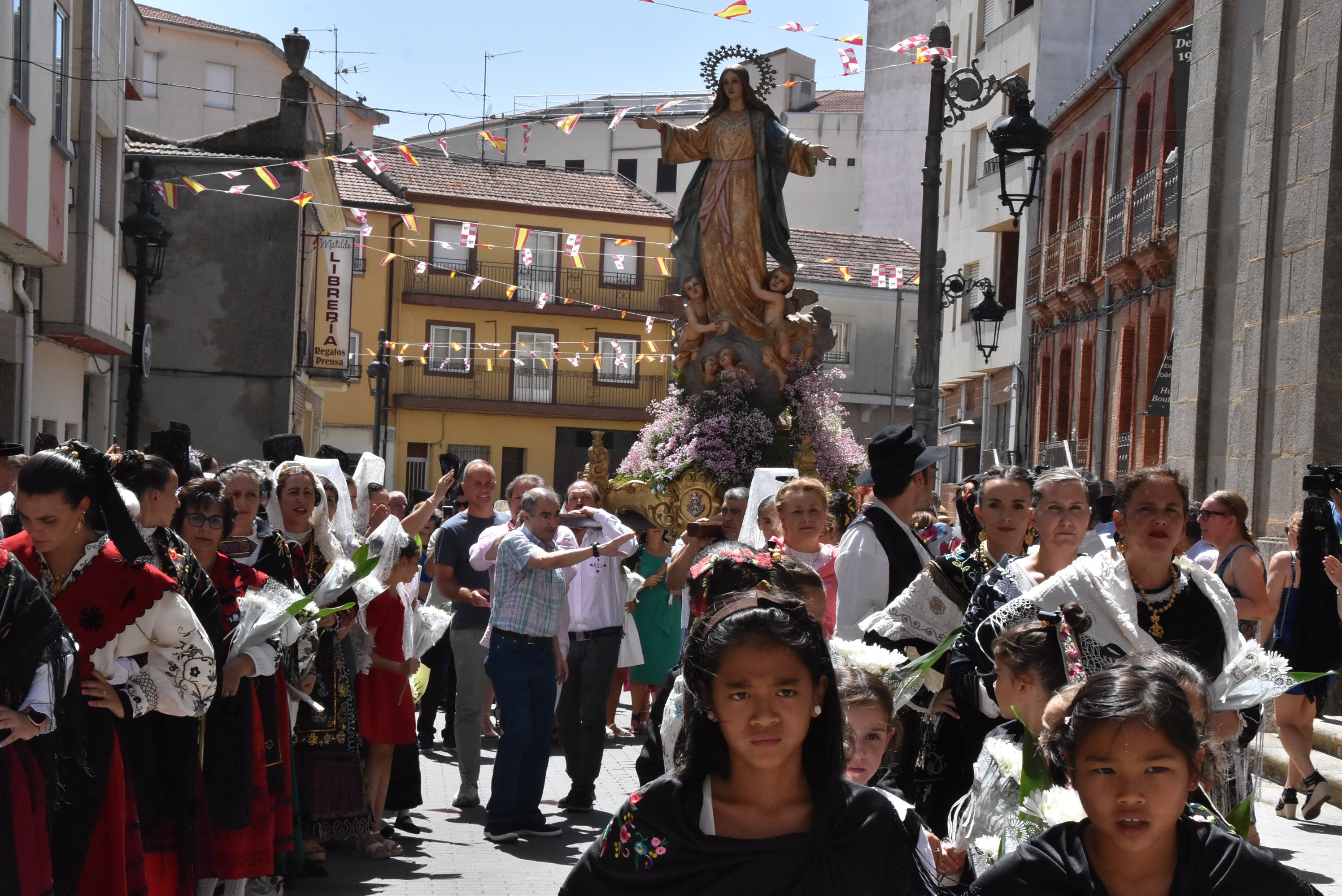 Guijuelo renueva su devoción con la Virgen de la Asunción en el día grande de sus fiestas