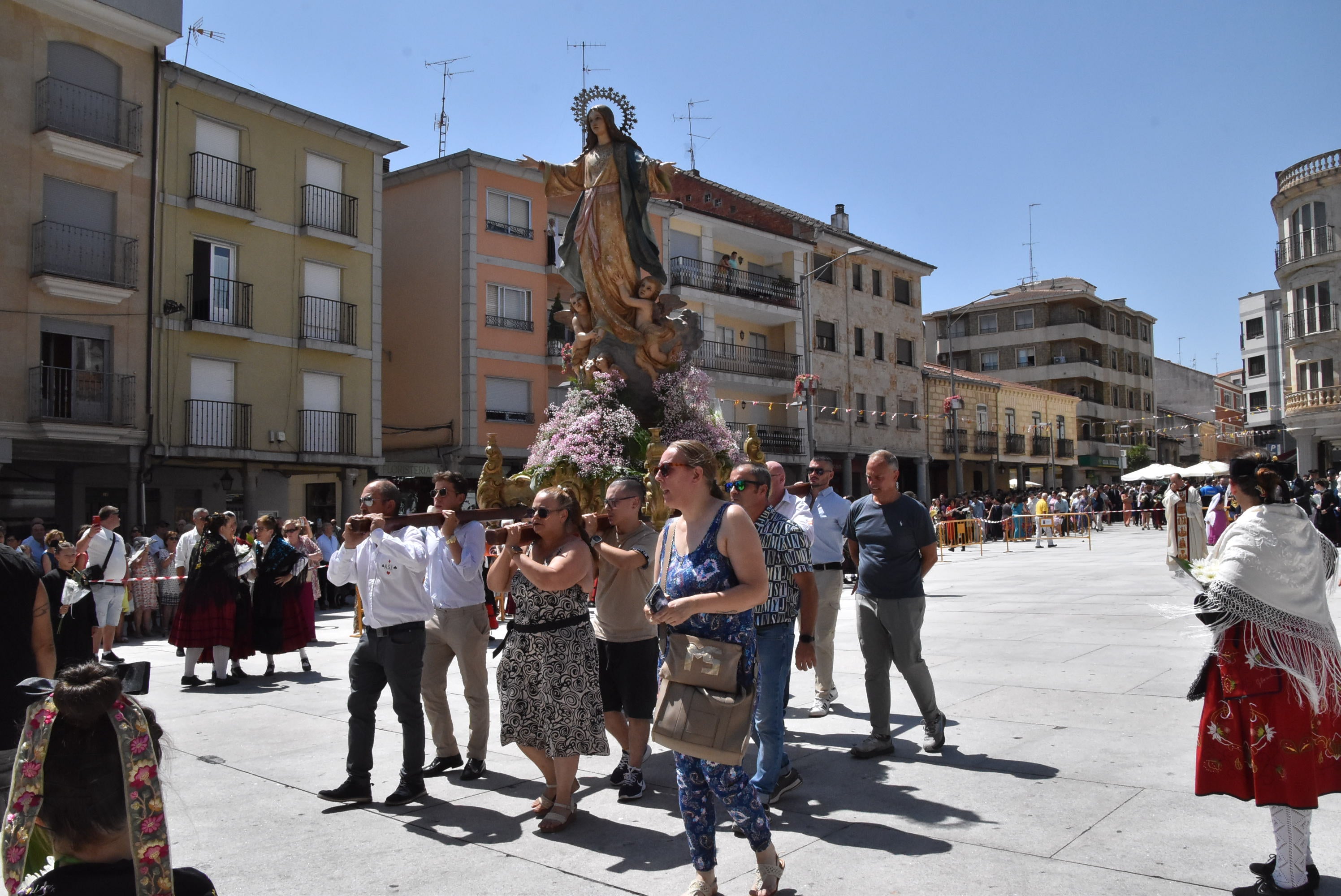 Guijuelo renueva su devoción con la Virgen de la Asunción en el día grande de sus fiestas