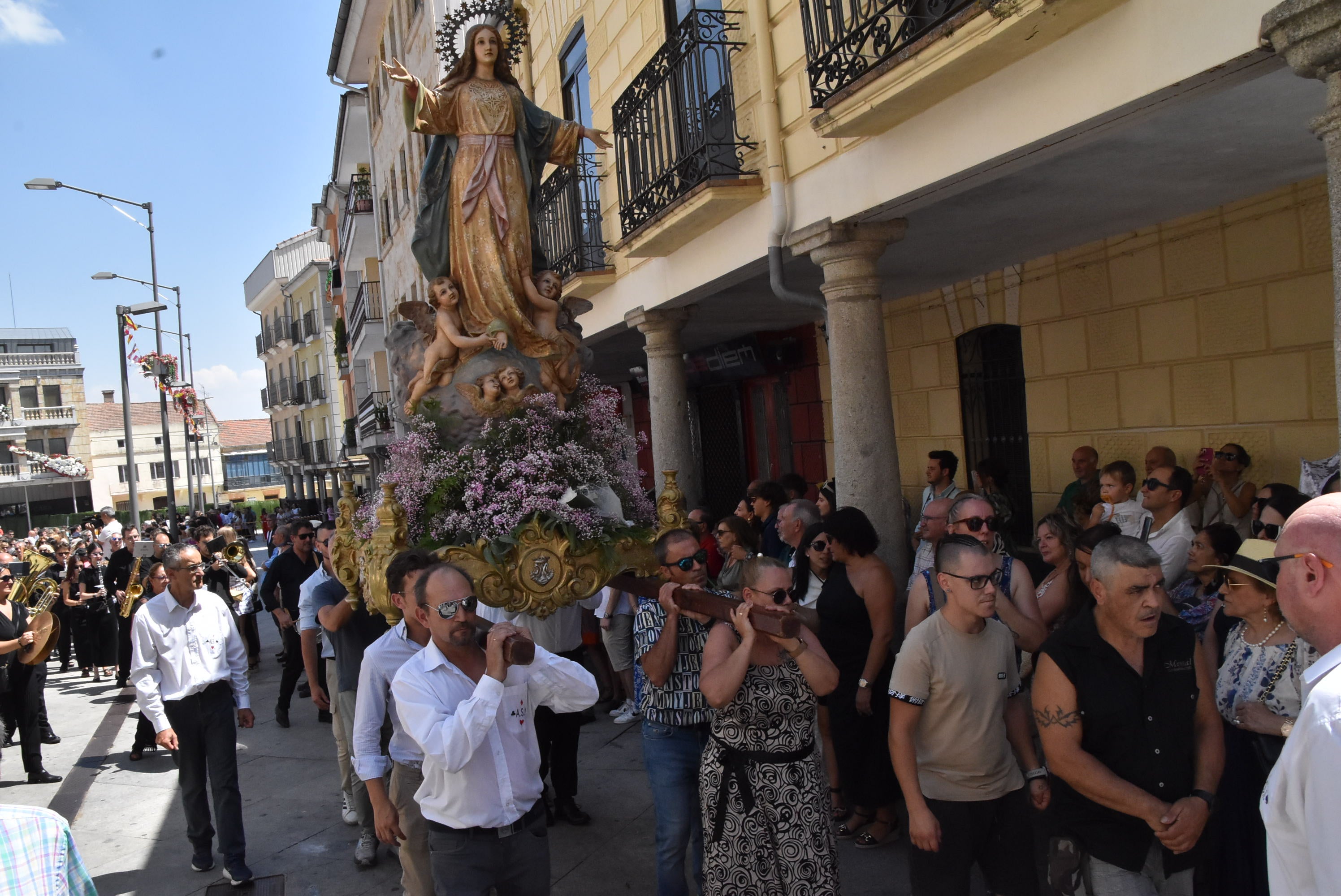 Guijuelo renueva su devoción con la Virgen de la Asunción en el día grande de sus fiestas
