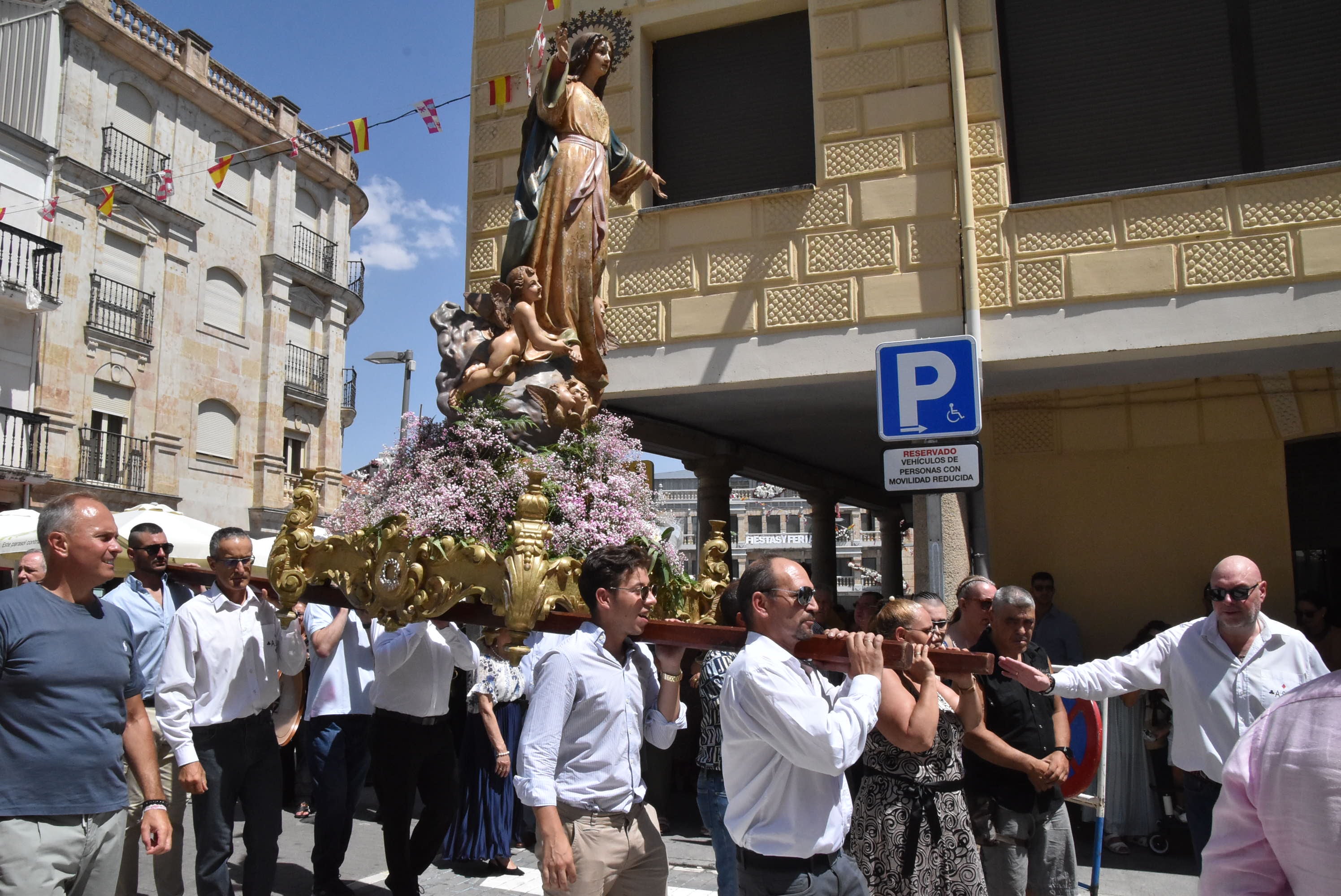 Guijuelo renueva su devoción con la Virgen de la Asunción en el día grande de sus fiestas