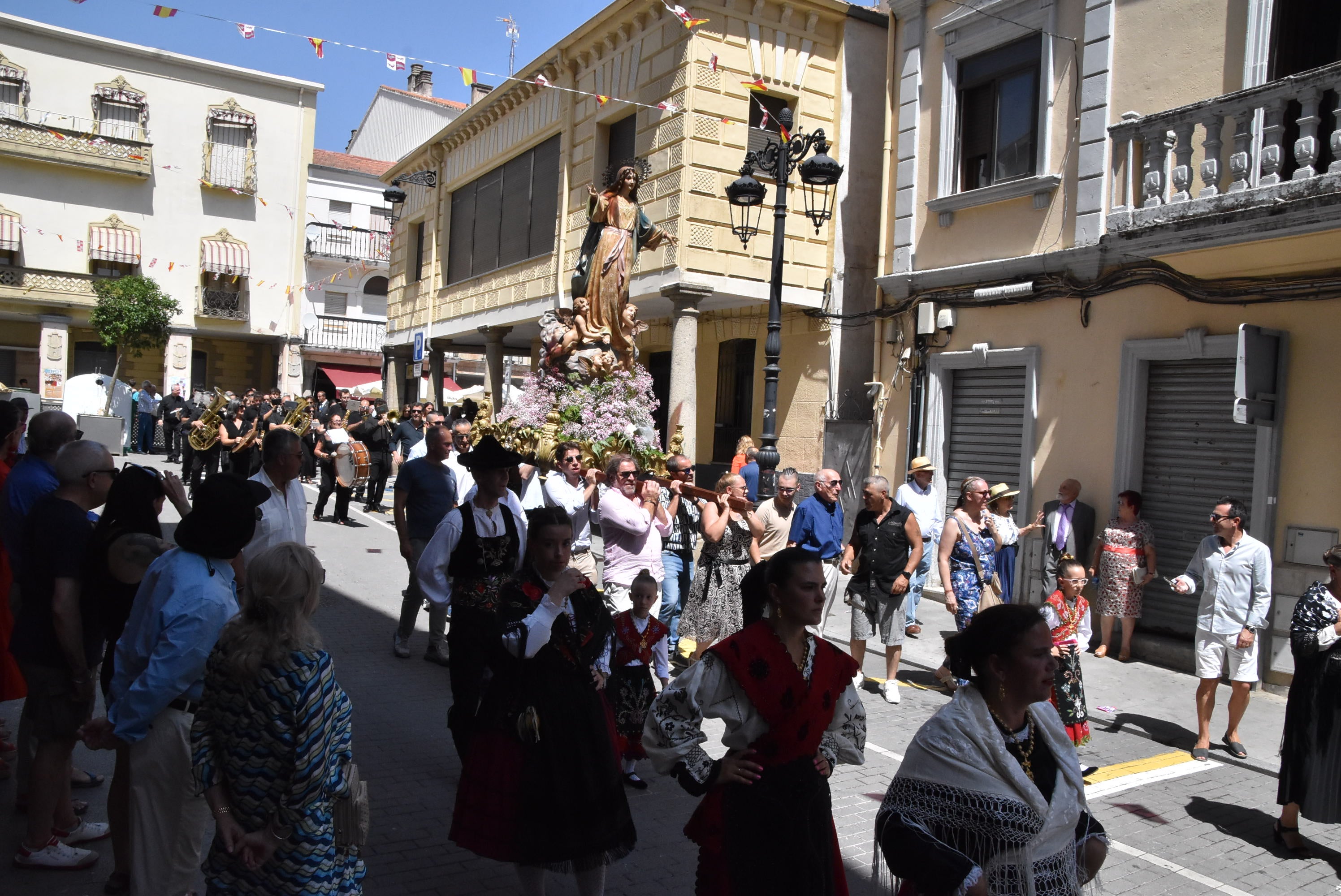 Guijuelo renueva su devoción con la Virgen de la Asunción en el día grande de sus fiestas