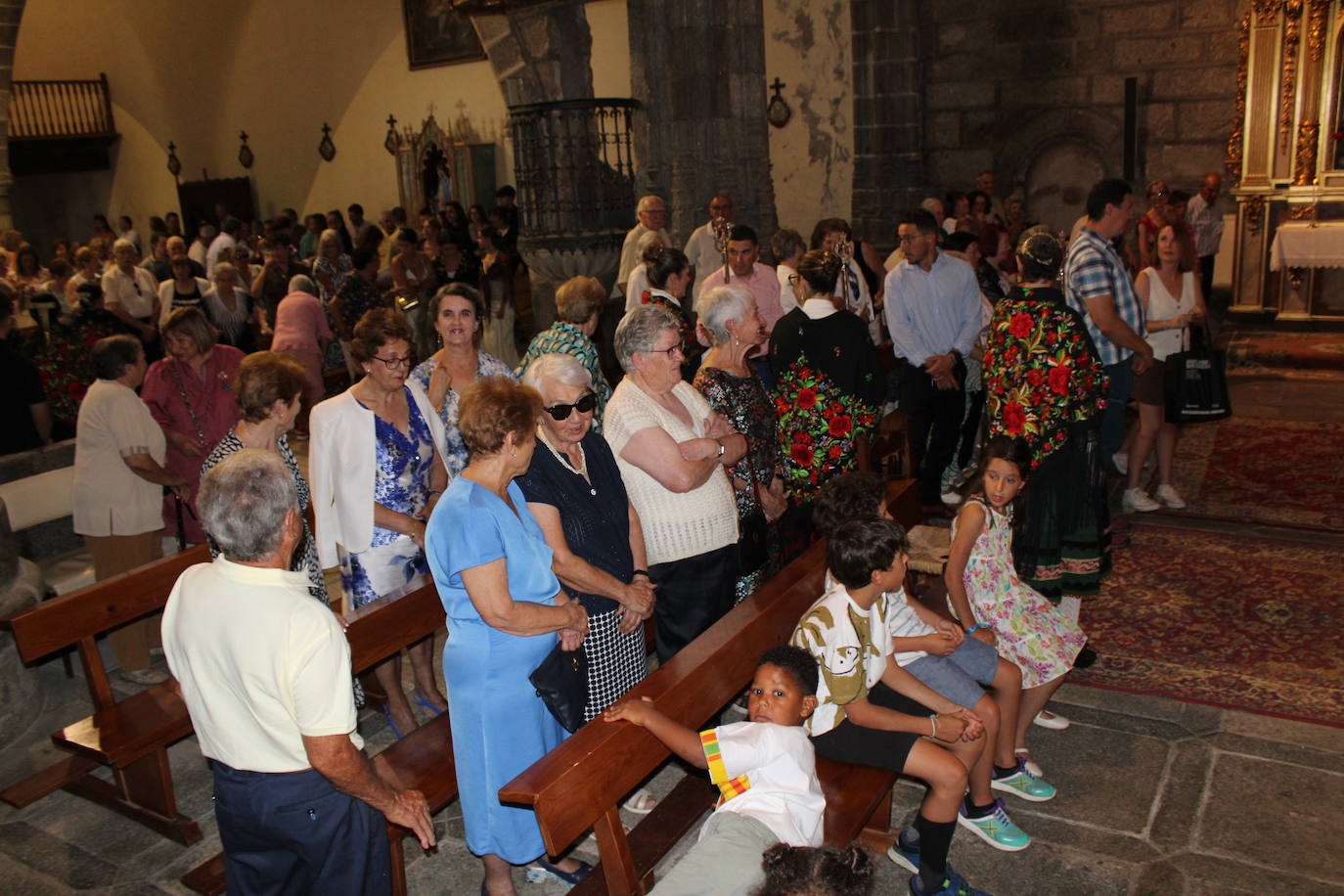 Gallegos de Solmirón acompaña a la Virgen de Gracia Carrero en su regreso a la ermita