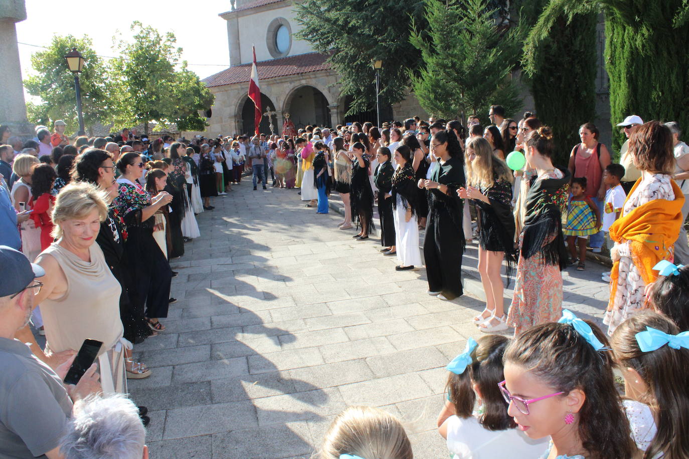 Gallegos de Solmirón acompaña a la Virgen de Gracia Carrero en su regreso a la ermita