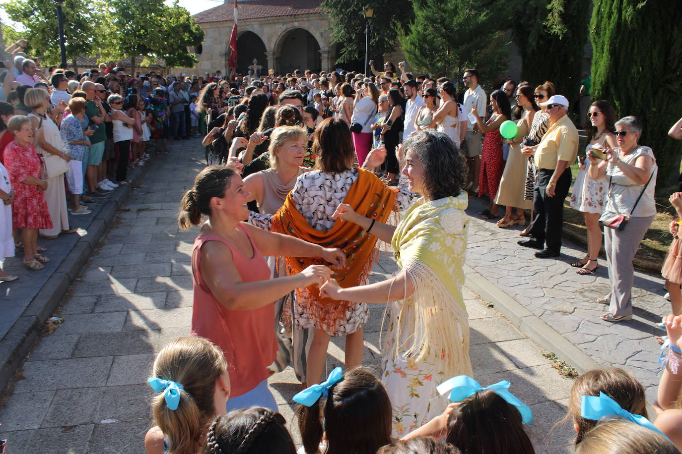 Gallegos de Solmirón acompaña a la Virgen de Gracia Carrero en su regreso a la ermita