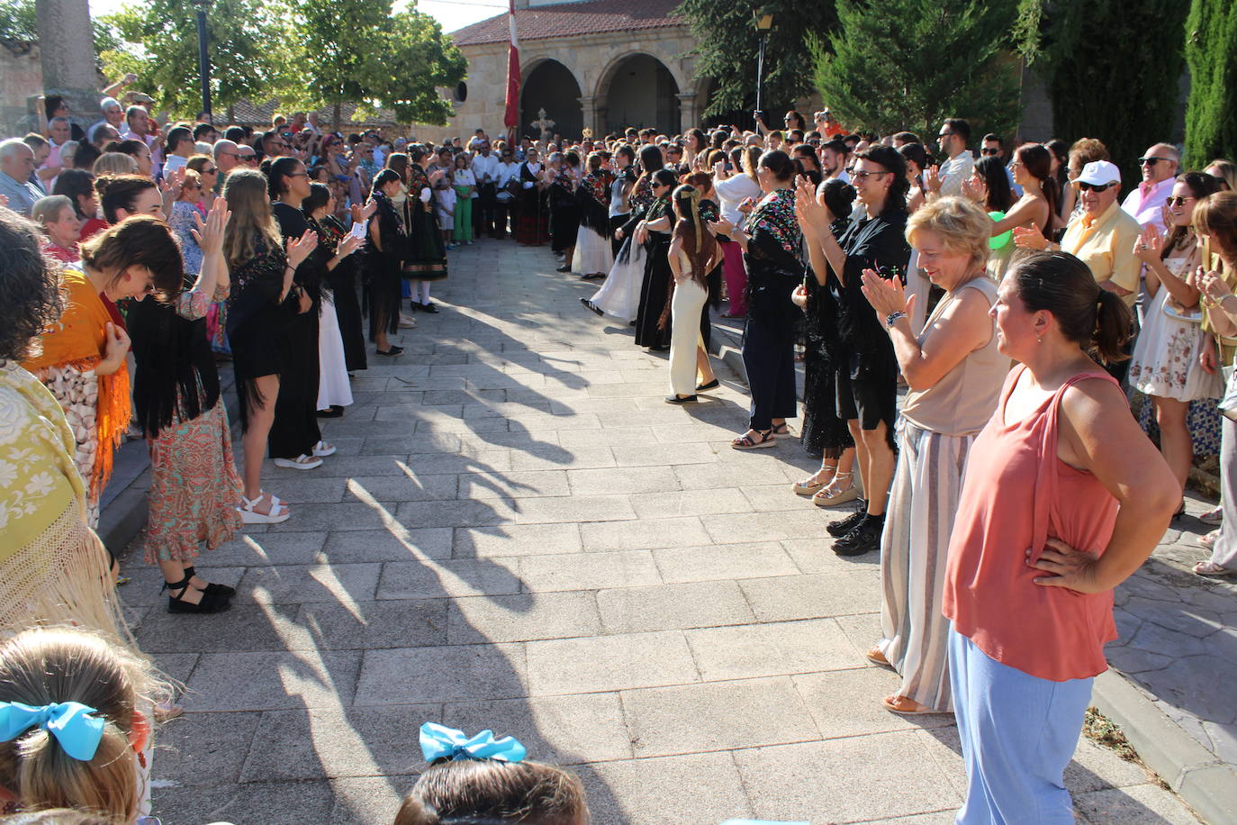 Gallegos de Solmirón acompaña a la Virgen de Gracia Carrero en su regreso a la ermita