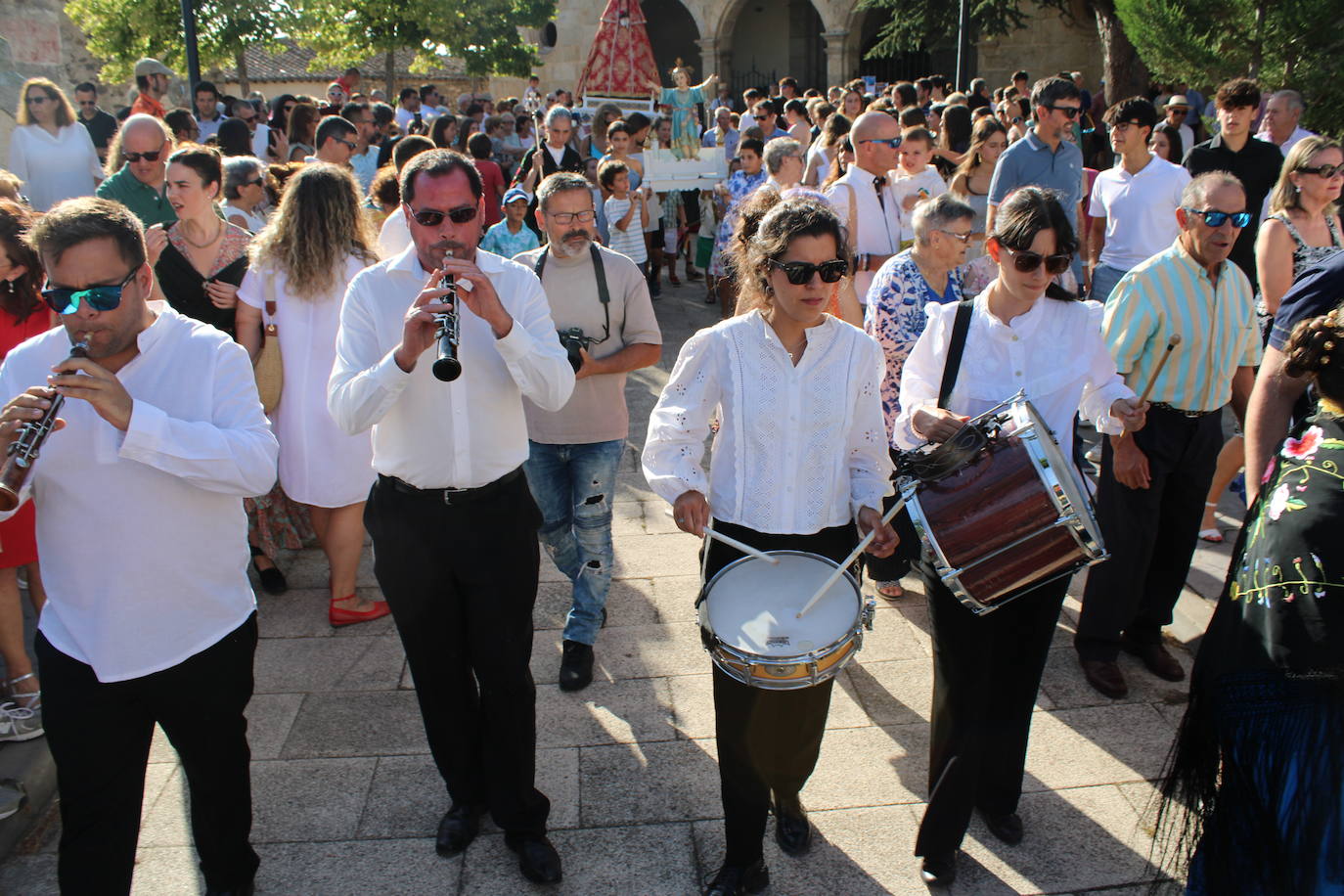 Gallegos de Solmirón acompaña a la Virgen de Gracia Carrero en su regreso a la ermita