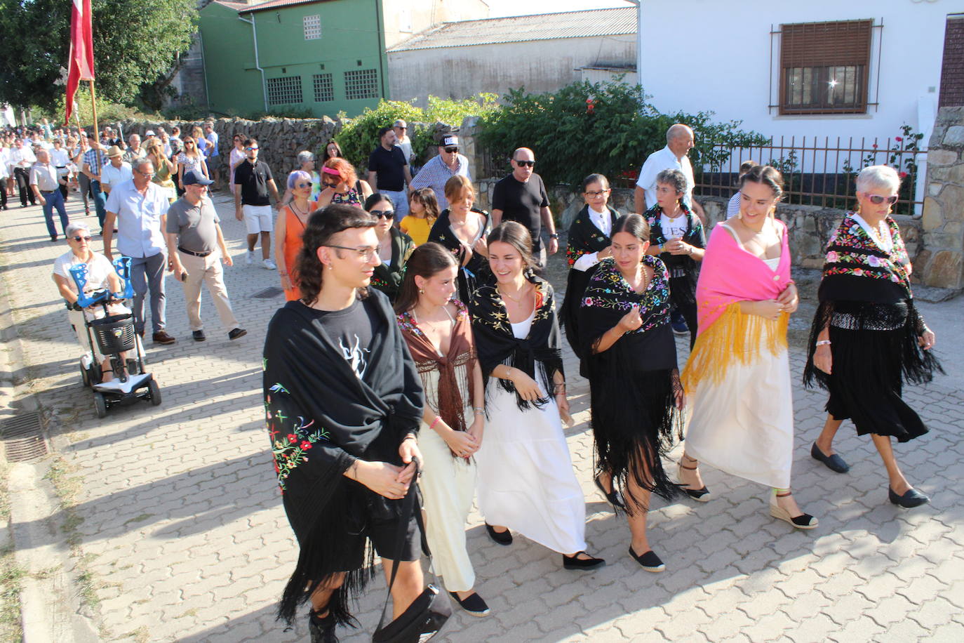 Gallegos de Solmirón acompaña a la Virgen de Gracia Carrero en su regreso a la ermita