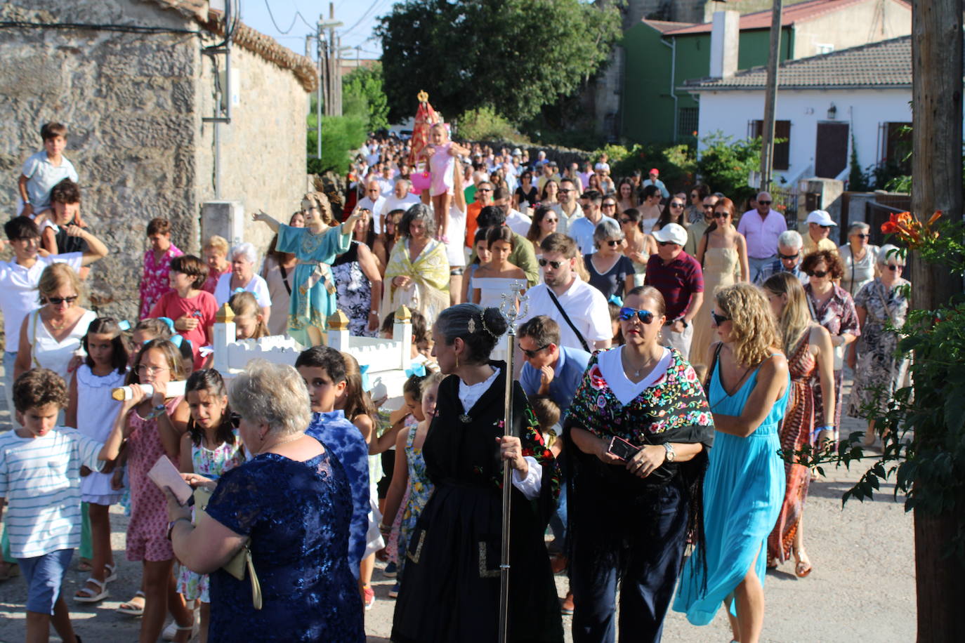 Gallegos de Solmirón acompaña a la Virgen de Gracia Carrero en su regreso a la ermita