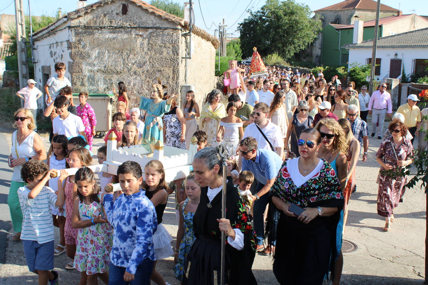 Gallegos de Solmirón acompaña a la Virgen de Gracia Carrero en su regreso a la ermita