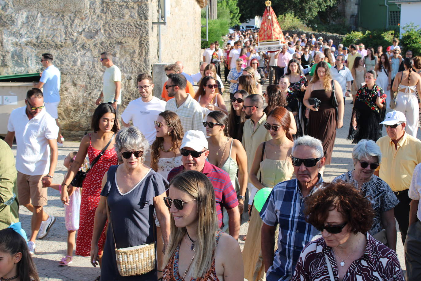 Gallegos de Solmirón acompaña a la Virgen de Gracia Carrero en su regreso a la ermita