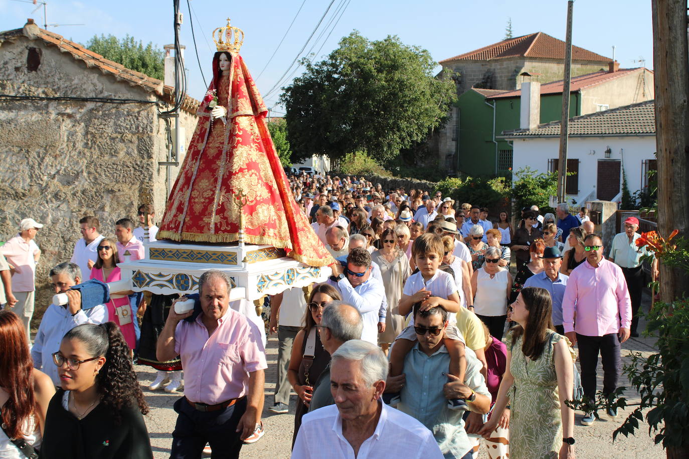 Gallegos de Solmirón acompaña a la Virgen de Gracia Carrero en su regreso a la ermita