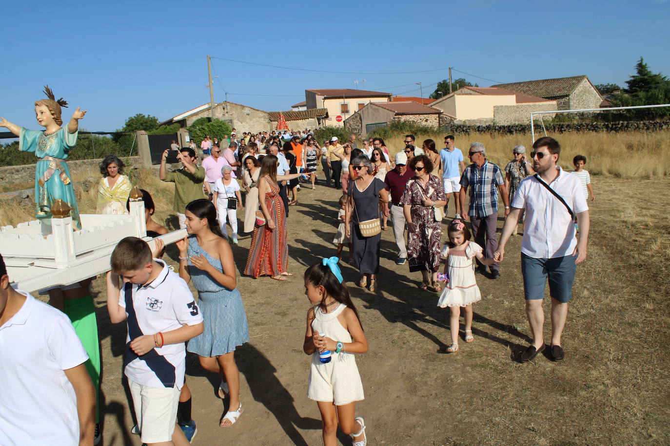 Gallegos de Solmirón acompaña a la Virgen de Gracia Carrero en su regreso a la ermita