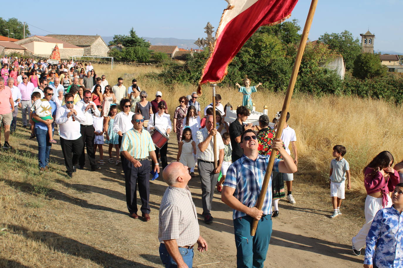 Gallegos de Solmirón acompaña a la Virgen de Gracia Carrero en su regreso a la ermita
