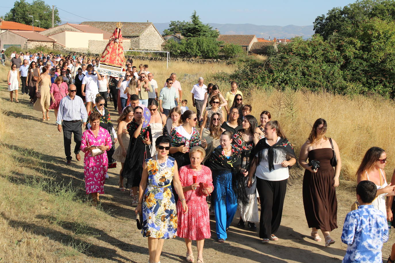 Gallegos de Solmirón acompaña a la Virgen de Gracia Carrero en su regreso a la ermita