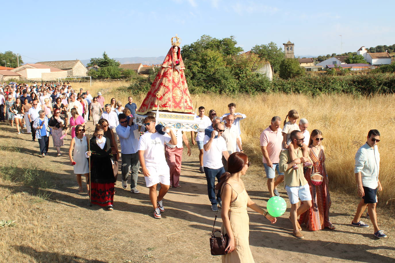 Gallegos de Solmirón acompaña a la Virgen de Gracia Carrero en su regreso a la ermita