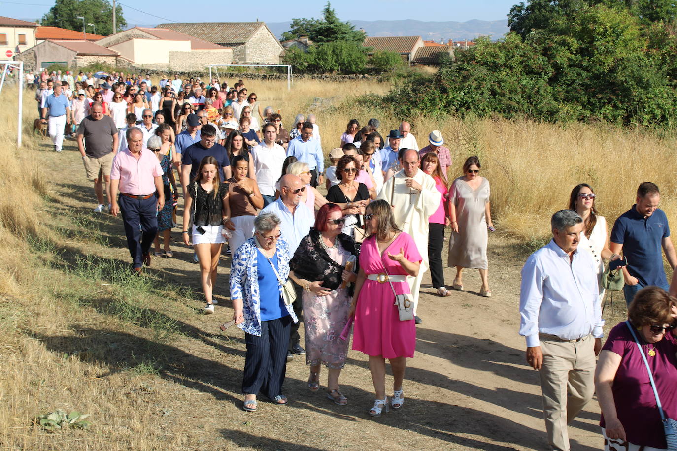 Gallegos de Solmirón acompaña a la Virgen de Gracia Carrero en su regreso a la ermita