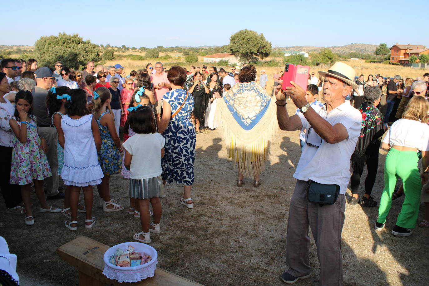 Gallegos de Solmirón acompaña a la Virgen de Gracia Carrero en su regreso a la ermita