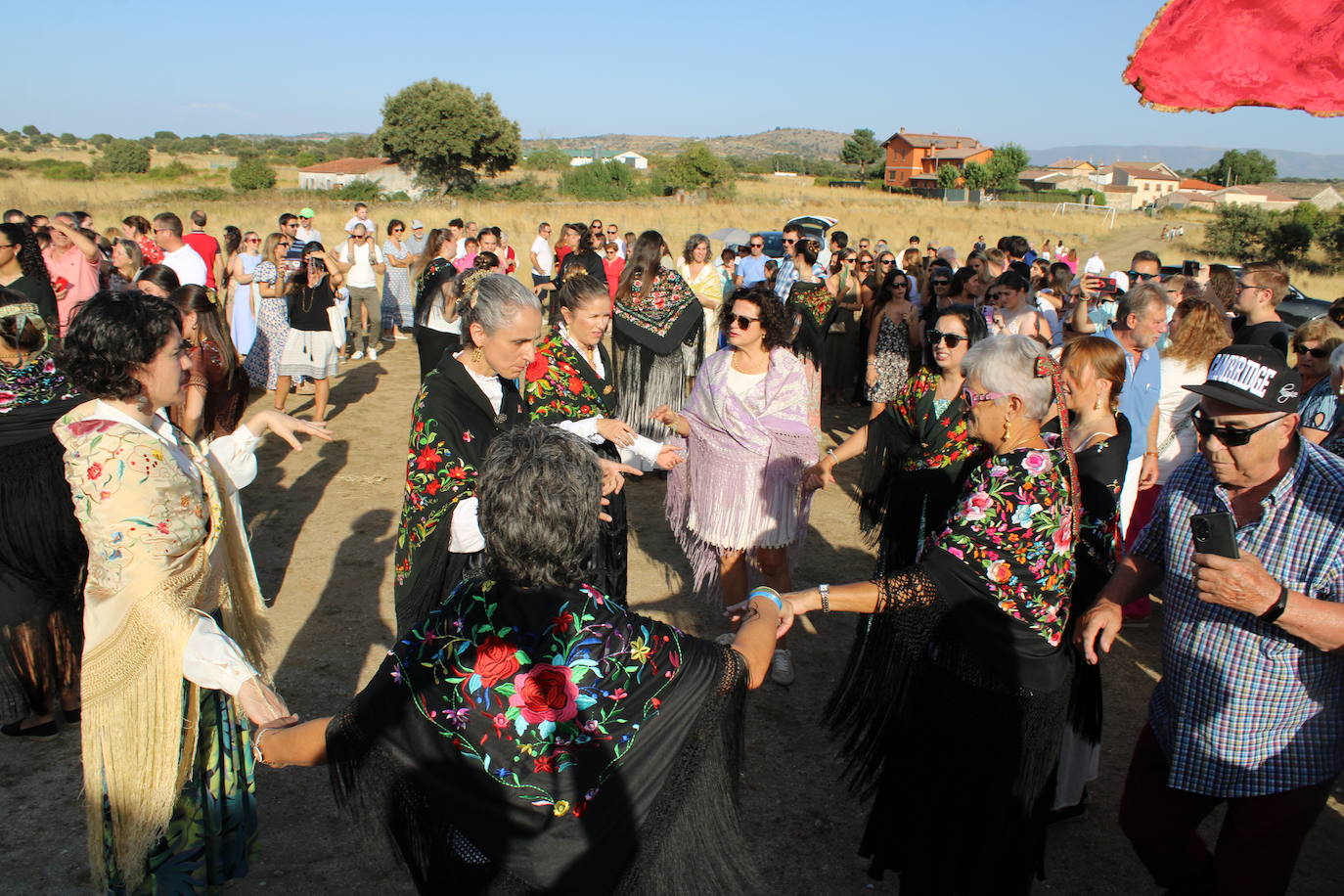 Gallegos de Solmirón acompaña a la Virgen de Gracia Carrero en su regreso a la ermita