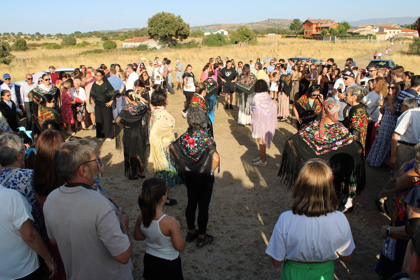 Gallegos de Solmirón acompaña a la Virgen de Gracia Carrero en su regreso a la ermita