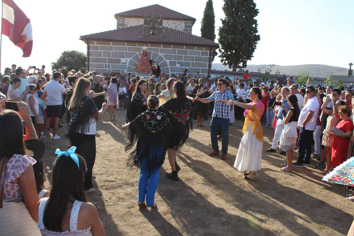 Gallegos de Solmirón acompaña a la Virgen de Gracia Carrero en su regreso a la ermita