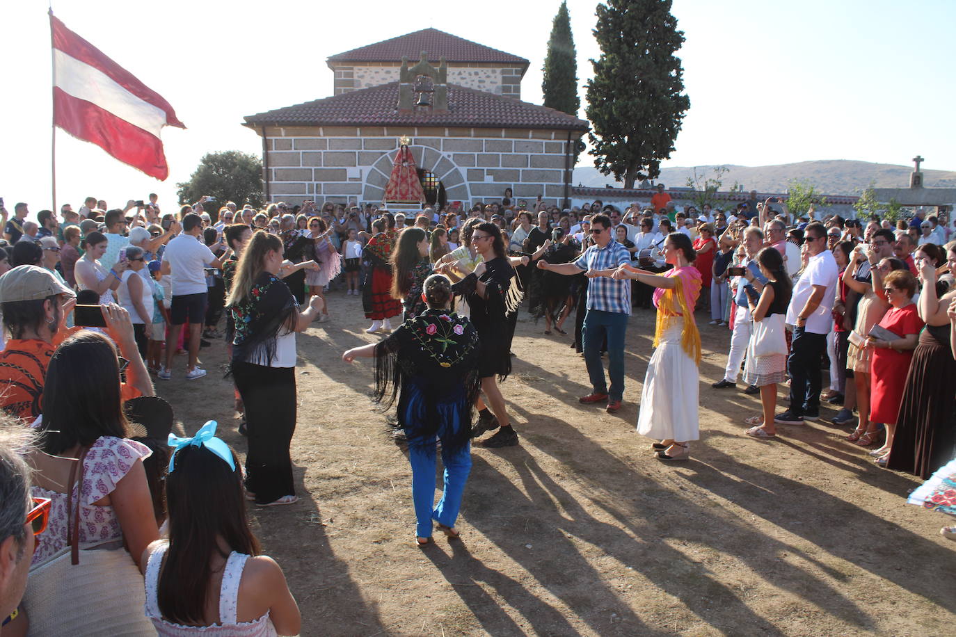 Gallegos de Solmirón acompaña a la Virgen de Gracia Carrero en su regreso a la ermita